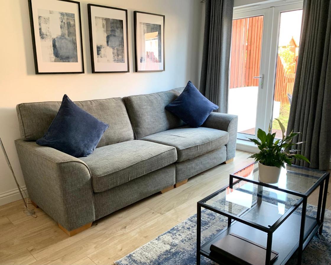 3 Bedroom - 2 Bathroom Townhouse In Corstorphine Near Murrayfield Stadium - Direct Bus To Edinburgh City Centre In 20 Minutes - Two Private Parking Spaces - Private Sunny Garden - Recently Refurbished Exterior foto