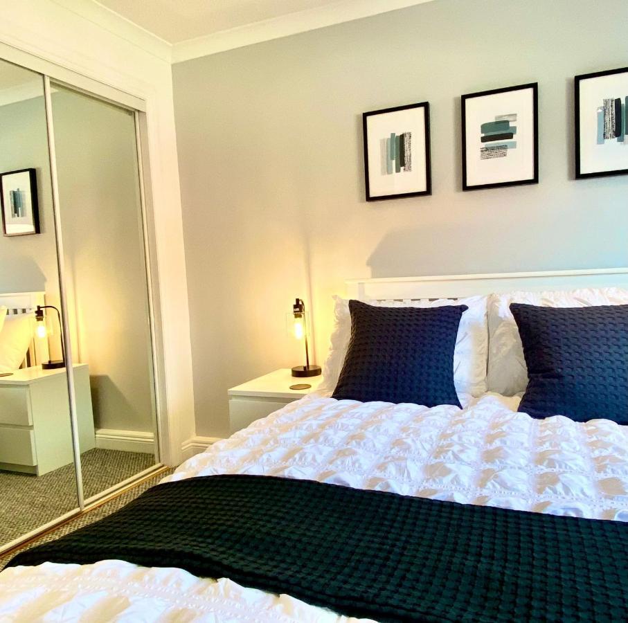 3 Bedroom - 2 Bathroom Townhouse In Corstorphine Near Murrayfield Stadium - Direct Bus To Edinburgh City Centre In 20 Minutes - Two Private Parking Spaces - Private Sunny Garden - Recently Refurbished Exterior foto