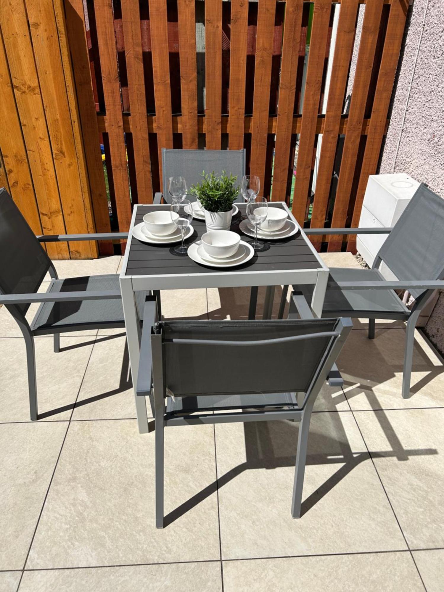 3 Bedroom - 2 Bathroom Townhouse In Corstorphine Near Murrayfield Stadium - Direct Bus To Edinburgh City Centre In 20 Minutes - Two Private Parking Spaces - Private Sunny Garden - Recently Refurbished Exterior foto