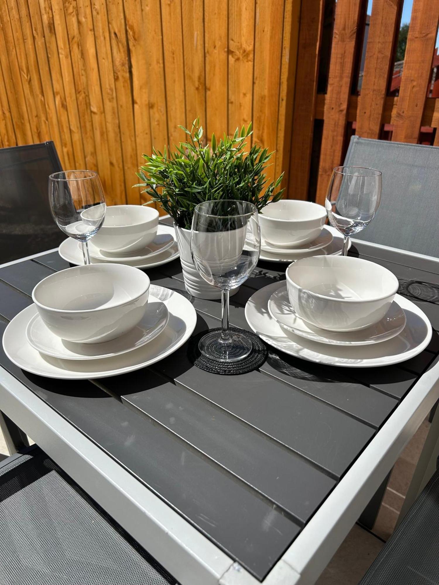 3 Bedroom - 2 Bathroom Townhouse In Corstorphine Near Murrayfield Stadium - Direct Bus To Edinburgh City Centre In 20 Minutes - Two Private Parking Spaces - Private Sunny Garden - Recently Refurbished Exterior foto