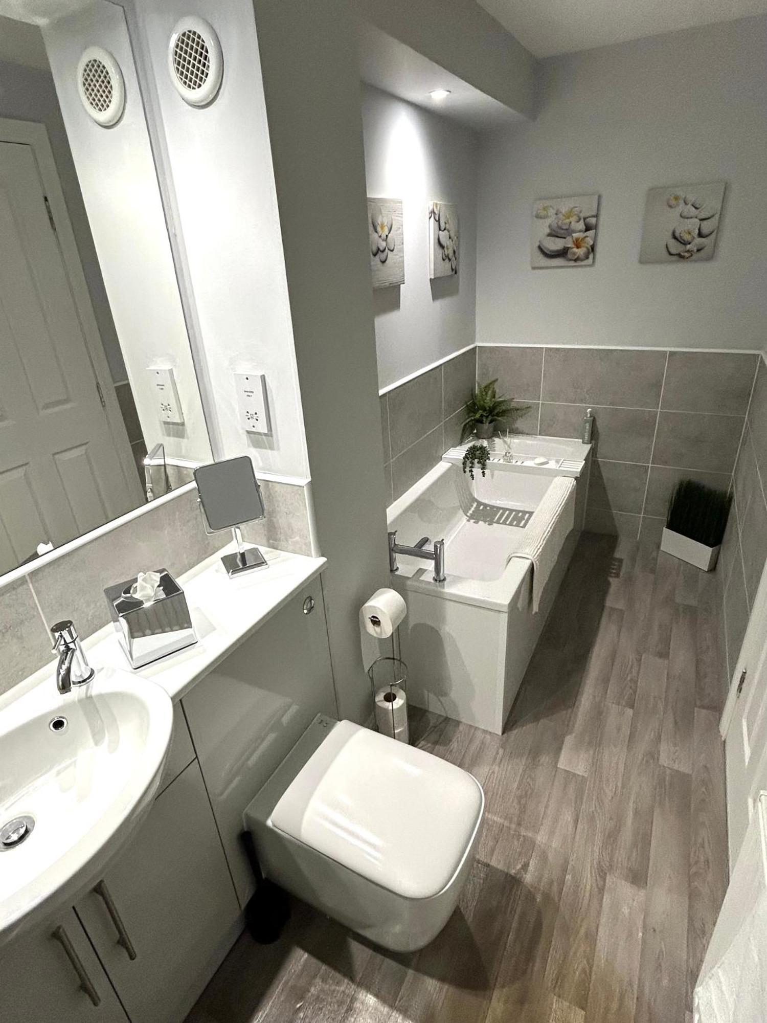 3 Bedroom - 2 Bathroom Townhouse In Corstorphine Near Murrayfield Stadium - Direct Bus To Edinburgh City Centre In 20 Minutes - Two Private Parking Spaces - Private Sunny Garden - Recently Refurbished Exterior foto